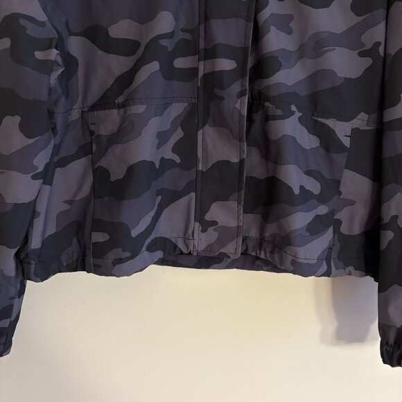 Old Navy Active Women S Black Camo Water-Resistant Hooded Cropped Utility Jacket - Picture 4 of 10